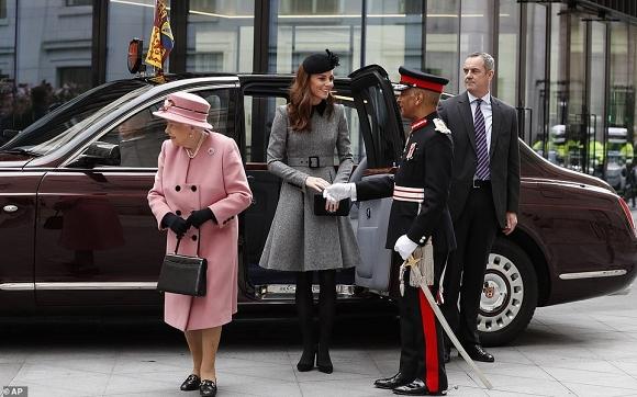 Lần đầu dự sự kiện riêng cùng Nữ hoàng, Kate Middleton thể hiện đẳng cấp thời trang và cách ứng xử của 1 Hoàng hậu tương lai-5