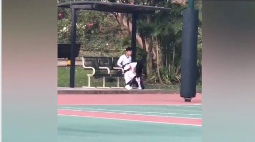 Kinh hoàng giới trẻ Việt: Giữa thanh thiên bạch nhật, cặp nam nữ rủ nhau ra sân bóng đông người thản nhiên hành sự-1