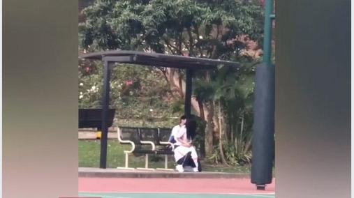 Kinh hoàng giới trẻ Việt: Giữa thanh thiên bạch nhật, cặp nam nữ rủ nhau ra sân bóng đông người thản nhiên hành sự-2