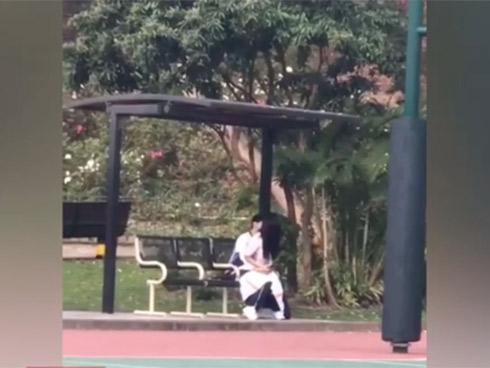 Cặp nam nữ vô tư diễn cảnh nóng ngay trên vỉa hè nhưng vị trí hành sự mới khiến dân tình nóng mắt-4