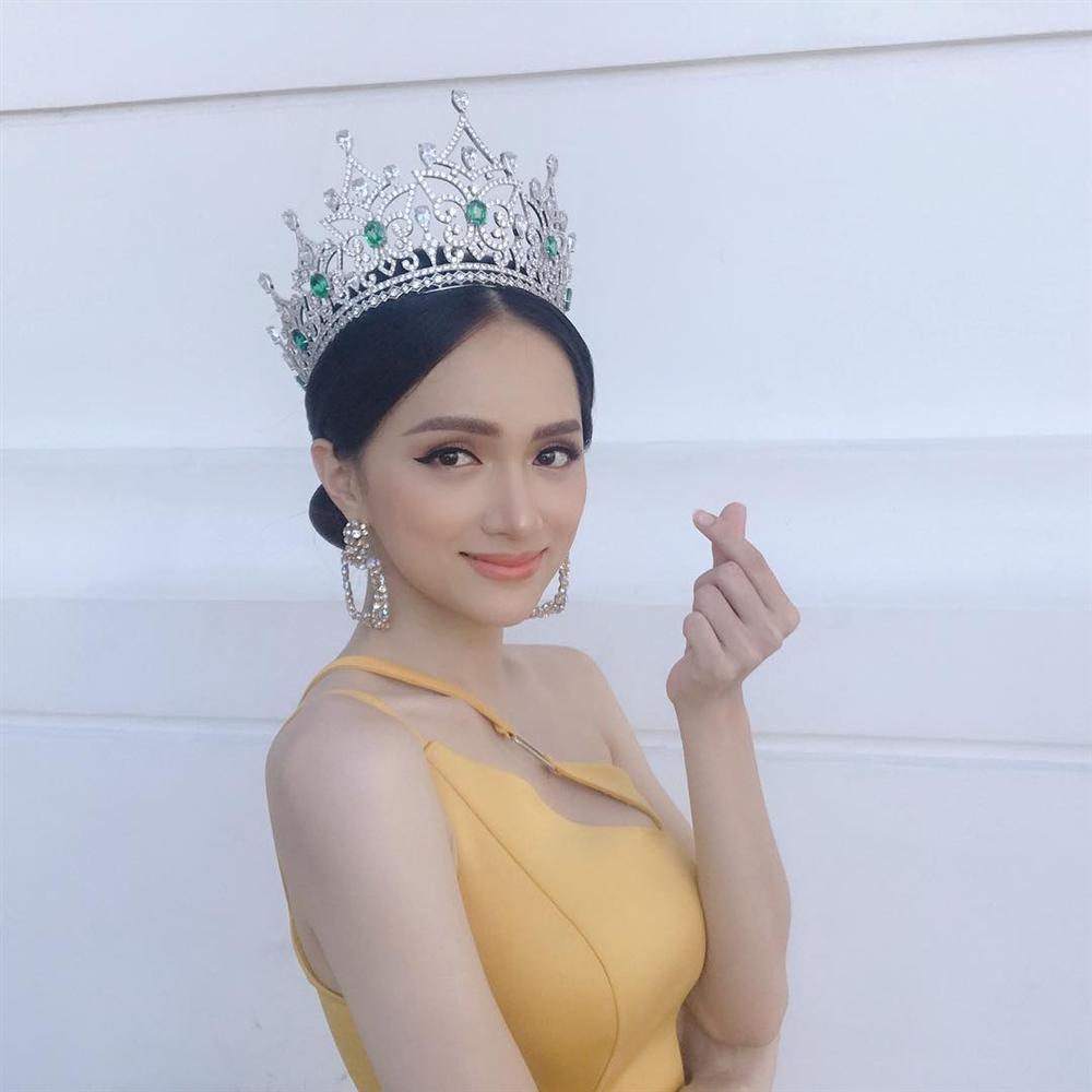 Chưa kịp vui với quyền lực của host Vietnams Next Top Model 2019, Hương Giang đã phải hứng đá vì thể hiện sai quá sai-1