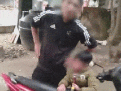 Clip gây phẫn uất: Cãi nhau với vợ cũ, chồng lôi con trai 5 tuổi ra vừa tát đôm đốp vừa chửi vợ Tao tát nó liên quan gì đến mày-2