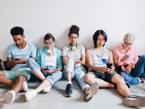 Ám ảnh điện thoại hết pin 'càn quét' mọi ngành nghề