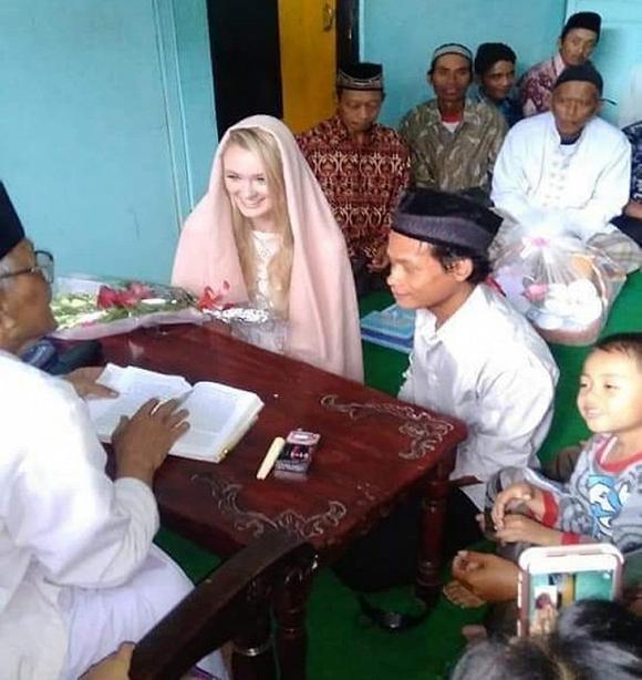 Chuyện thật như đùa: Chàng trai nhan sắc tầm thường cưới được vợ Tây xinh như thiên thần-2