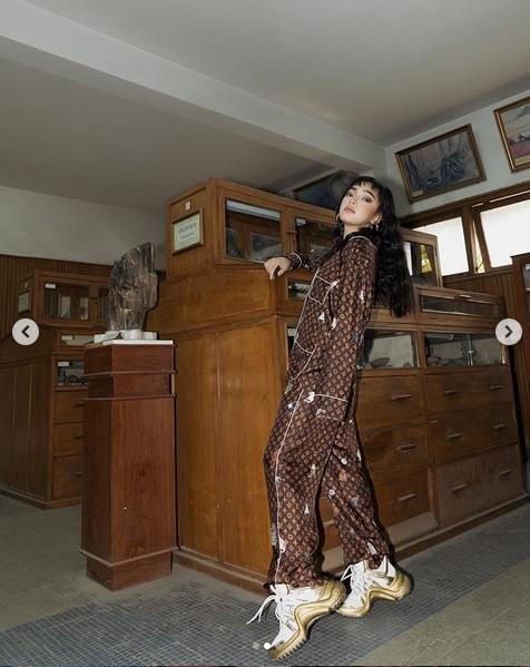 Đụng hàng đồ ngủ hơn 100 triệu đồng, dù thấp bé nhưng Châu Bùi lại thắng áp đảo gái già Diễm My nhờ chi tiết này-2