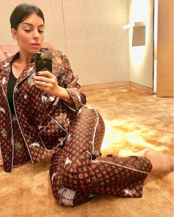 Đụng hàng đồ ngủ hơn 100 triệu đồng, dù thấp bé nhưng Châu Bùi lại thắng áp đảo gái già Diễm My nhờ chi tiết này-8