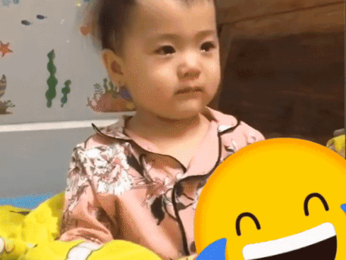 Còn ai đáng yêu hơn cô bé này, bị mẹ troll vừa cười vừa khóc chỉ để được xem điện thoại-1