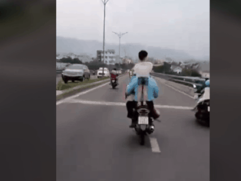 Clip sôi máu nhìn người đàn ông mang quần áo, sách vở của con ra đốt, chửi cả bố đẻ-3