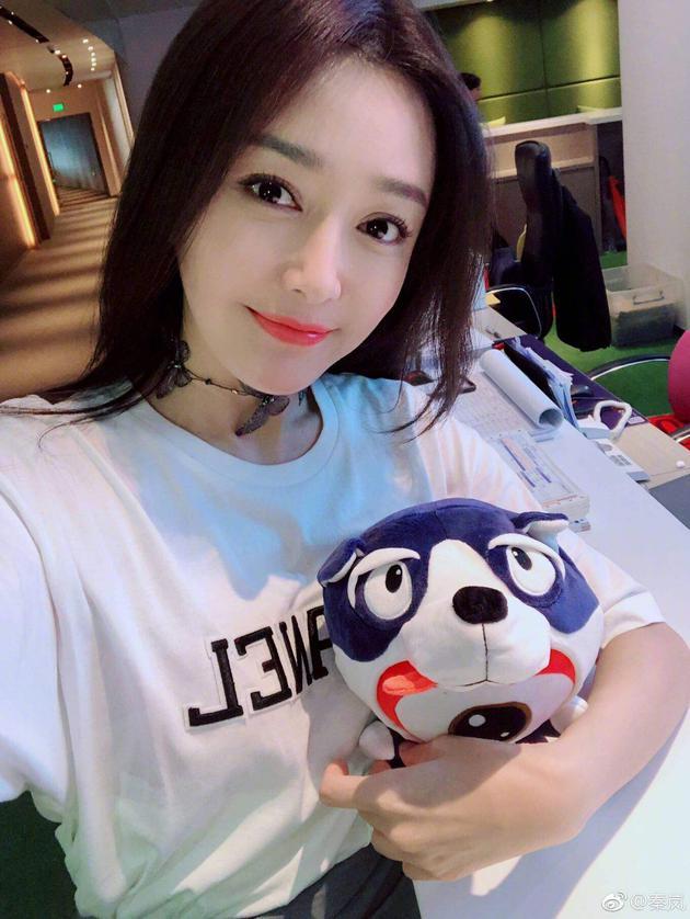 Nắm tay trai lạ trong khách sạn, Phú Sát hoàng hậu Tần Lam khẳng định đó chỉ là bạn bè-5