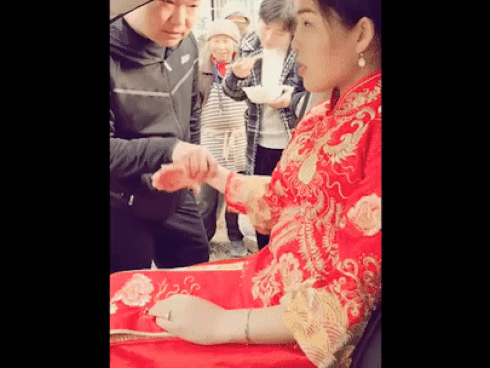 Cô dâu, chú rể lấy dao phay cắt bánh, uống rượu bằng nồi cơm điện-3