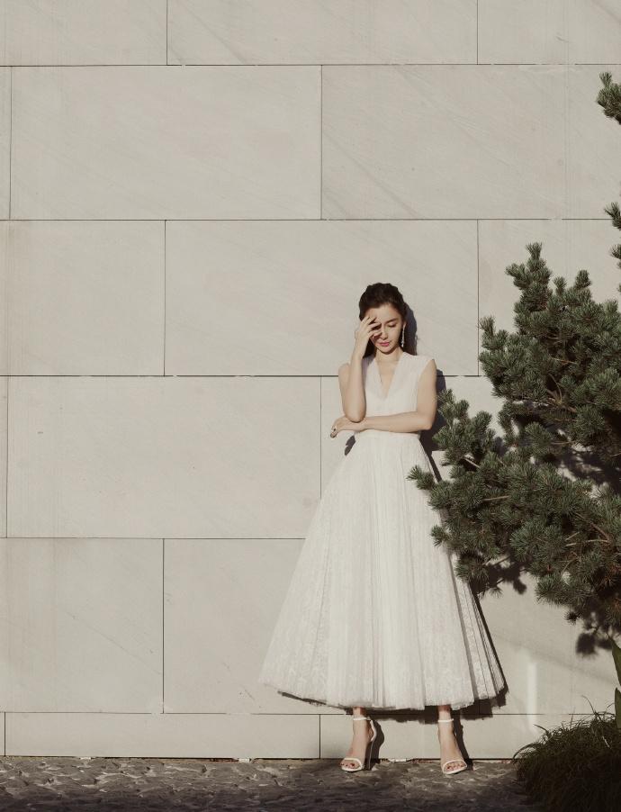 Diện đầm xẻ sâu lộ xương ngực phẳng lì gầy gò, Angela Baby vẫn đẹp lu mờ tất thảy-3