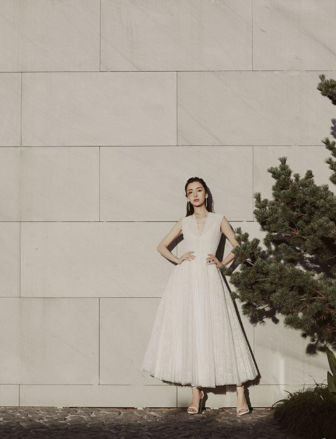 Diện đầm xẻ sâu lộ xương ngực phẳng lì gầy gò, Angela Baby vẫn đẹp lu mờ tất thảy-4