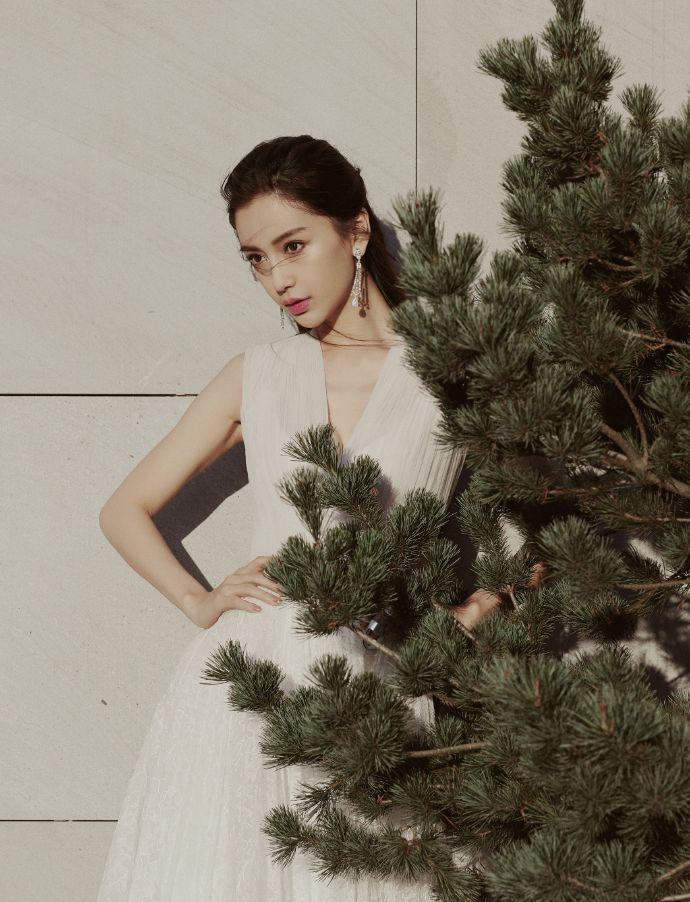 Diện đầm xẻ sâu lộ xương ngực phẳng lì gầy gò, Angela Baby vẫn đẹp lu mờ tất thảy-5