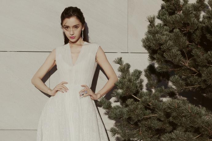 Diện đầm xẻ sâu lộ xương ngực phẳng lì gầy gò, Angela Baby vẫn đẹp lu mờ tất thảy-7