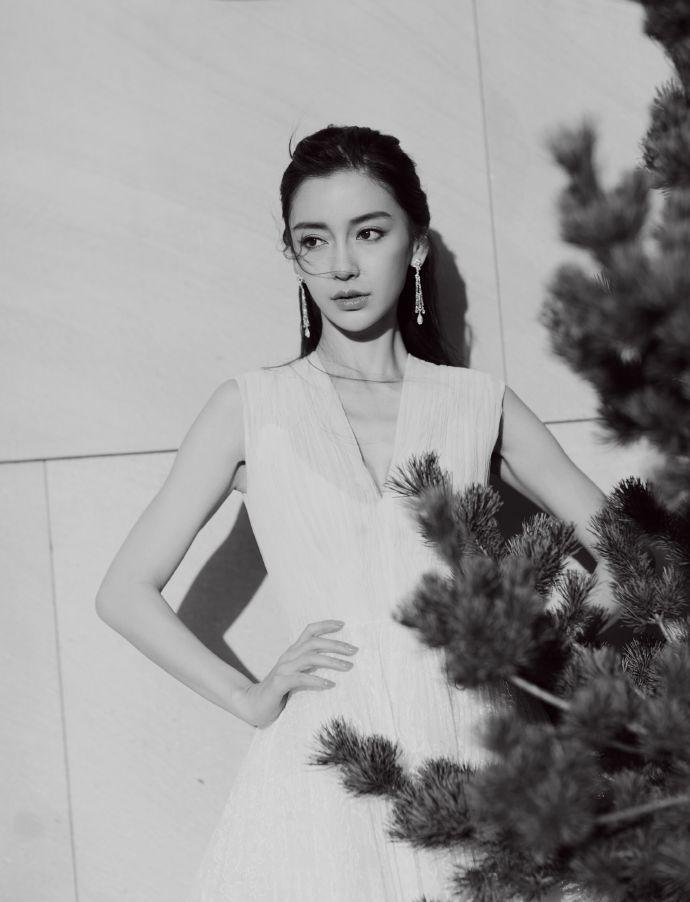 Diện đầm xẻ sâu lộ xương ngực phẳng lì gầy gò, Angela Baby vẫn đẹp lu mờ tất thảy-8