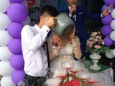 Cô dâu, chú rể lấy dao phay cắt bánh, uống rượu bằng nồi cơm điện
