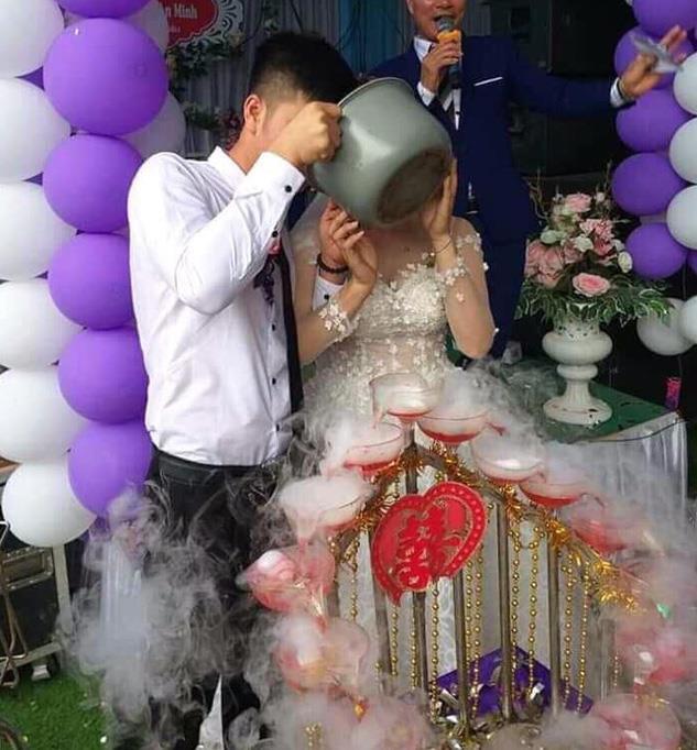 Cô dâu, chú rể lấy dao phay cắt bánh, uống rượu bằng nồi cơm điện-1