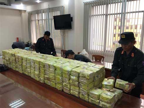 Cảnh sát vây bắt băng nhóm cùng xe bán tải đầy ắp ma túy trong căn biệt thự ở Sài Gòn-1