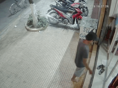 Clip tự nhiên như ruồi: Người đàn ông đi chân đất vào xỏ trộm dép trước cửa nhà dân Clip tự nhiên như ruồi: Người đàn ông đi chân đất vào xỏ trộm dép trước cửa nhà dân