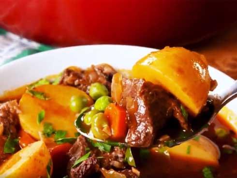 Tối nay ăn gì: Bò hầm khoai tây ăn kèm bánh mì bổ dưỡng