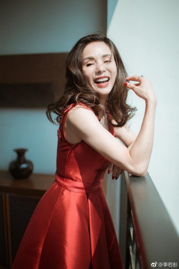 Nhan sắc tươi trẻ, dáng đẹp miễn chê nhưng Tiểu Long Nữ Lý Nhược Đồng lại lộ tay chân cơ bắp-3