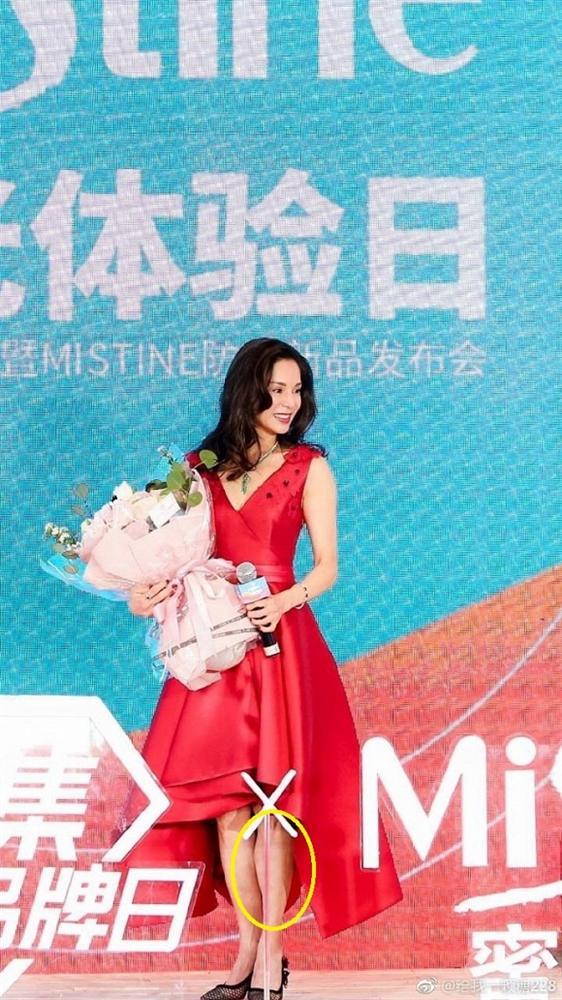 Nhan sắc tươi trẻ, dáng đẹp miễn chê nhưng Tiểu Long Nữ Lý Nhược Đồng lại lộ tay chân cơ bắp-5