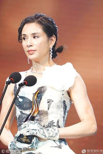 Nhan sắc tươi trẻ, dáng đẹp miễn chê nhưng Tiểu Long Nữ Lý Nhược Đồng lại lộ tay chân cơ bắp-7