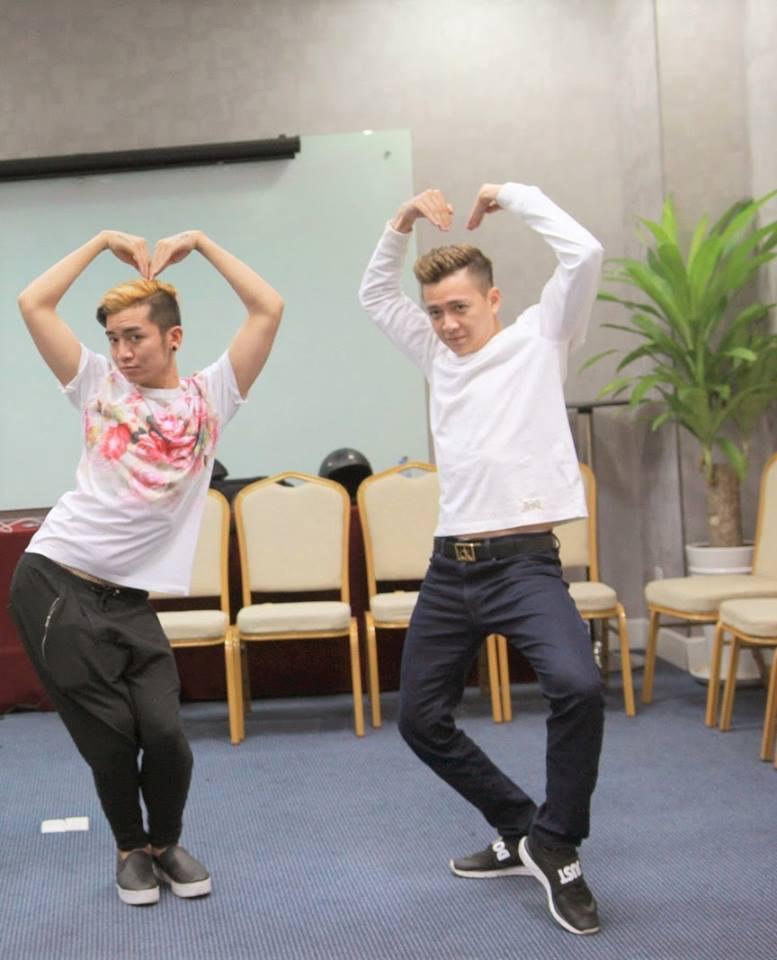 CHUYỆN GÌ THẾ NÀY: Cứ ở bên trai cong BB Trần, trai thẳng Ngô Kiến Huy lại làm nũng dịu dàng đến lạ-11