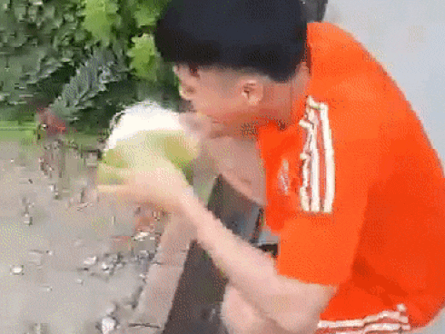 Dùng răng nạo vỏ dừa, chàng trai trẻ khiến người bán dừa dạo 'khóc thét' vì sợ thất nghiệp