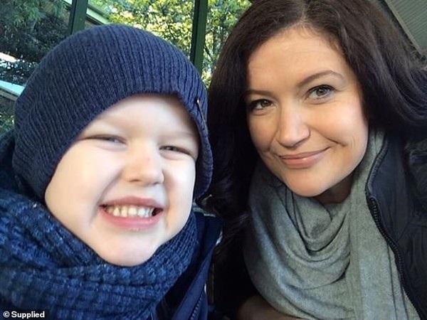 Đáng yêu khoảnh khắc bé trai chào đời giơ tay như Superman giải cứu thế giới-2