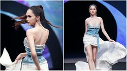 Hương Giang catwalk đầy mê hoặc và tung váy thần sầu khi làm vedette show thời trang