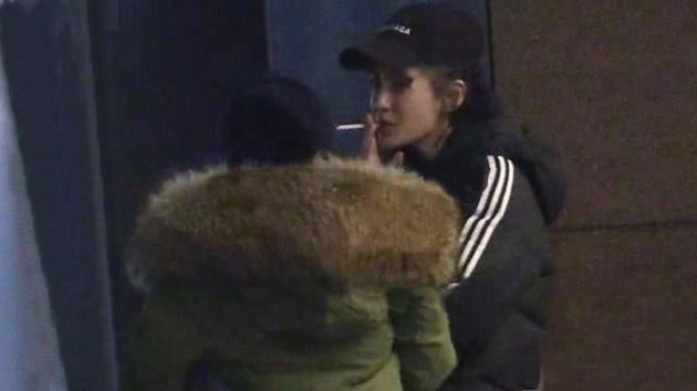 Phì phèo hút thuốc trước cổng bệnh viện, Angela Baby hứng đá vì tự phản bội lời hứa suốt 11 năm qua-2