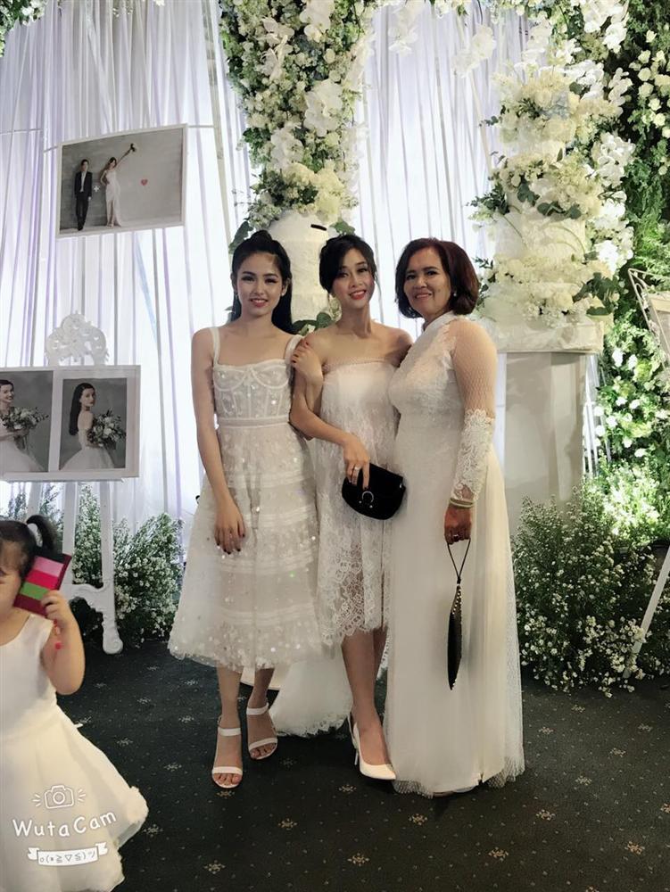 Có em rể ngoại hình cực phẩm, Nhã Phương còn gây chú ý khi em dâu út cũng xinh hết phần thiên hạ-6