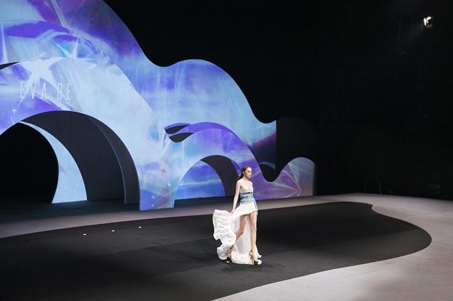 Hương Giang catwalk đầy mê hoặc và tung váy thần sầu khi làm vedette show thời trang-5