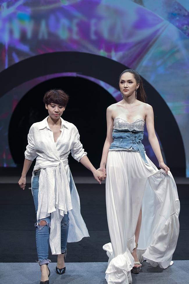 Hương Giang catwalk đầy mê hoặc và tung váy thần sầu khi làm vedette show thời trang-7