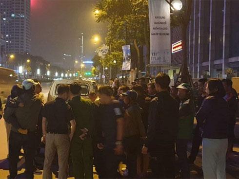 Va chạm giao thông, tài xế ô tô rút dao đâm gục người giữa phố