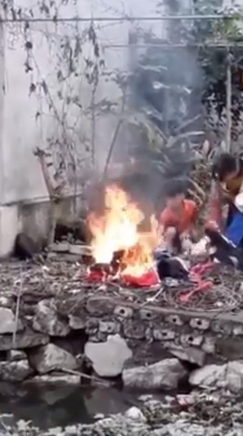Clip sôi máu nhìn người đàn ông mang quần áo, sách vở của con ra đốt, chửi cả bố đẻ-2