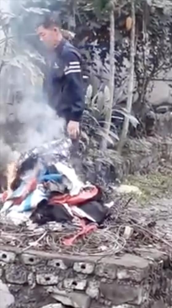 Clip sôi máu nhìn người đàn ông mang quần áo, sách vở của con ra đốt, chửi cả bố đẻ-1