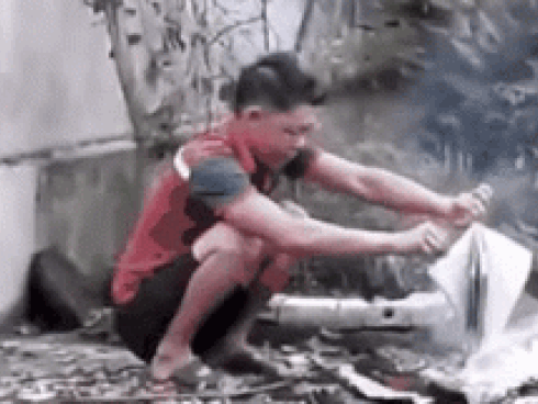 Ninja Lead bị ô tô đâm bay người vì ngồi... mải mê bấm điện thoại-2