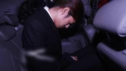 Jung Joon Young bị trói áp giải vào đồn cảnh sát sau bê bối quay lén và phát tán clip sex