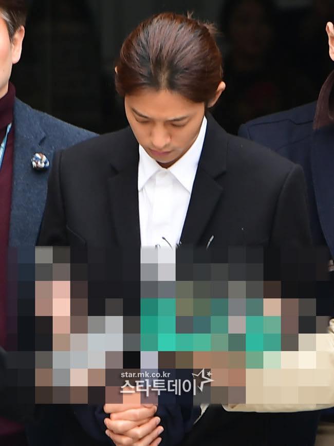 Jung Joon Young bị trói áp giải vào đồn cảnh sát sau bê bối quay lén và phát tán clip sex-1