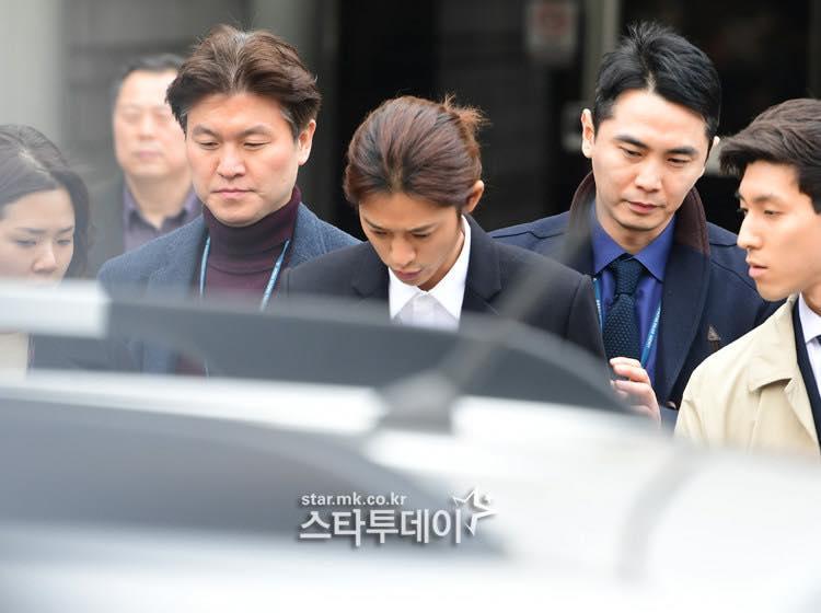 Jung Joon Young bị trói áp giải vào đồn cảnh sát sau bê bối quay lén và phát tán clip sex-2