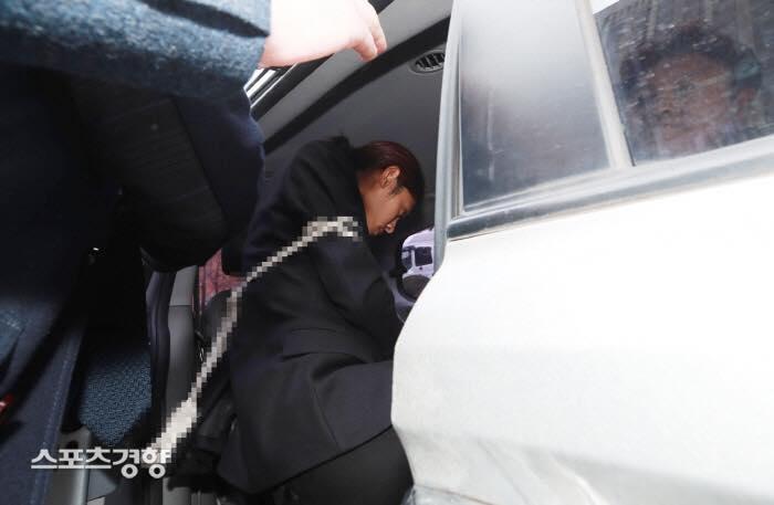 Jung Joon Young bị trói áp giải vào đồn cảnh sát sau bê bối quay lén và phát tán clip sex-5