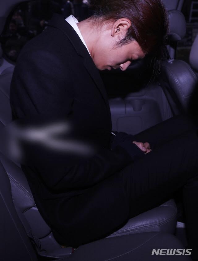 Jung Joon Young bị trói áp giải vào đồn cảnh sát sau bê bối quay lén và phát tán clip sex-6