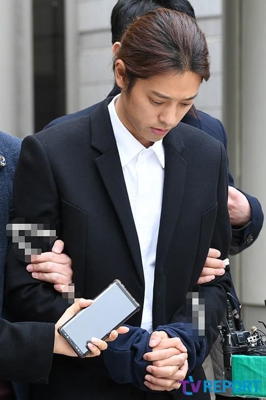 Jung Joon Young bị trói áp giải vào đồn cảnh sát sau bê bối quay lén và phát tán clip sex-8