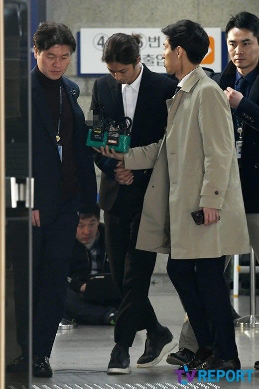 Jung Joon Young bị trói áp giải vào đồn cảnh sát sau bê bối quay lén và phát tán clip sex-11