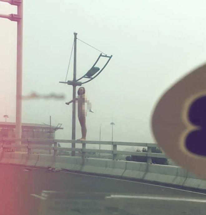 Cô gái nước ngoài rơi từ cầu vượt sân bay Nội Bài xuống đất trong tình trạng hoàn toàn khỏa thân-3