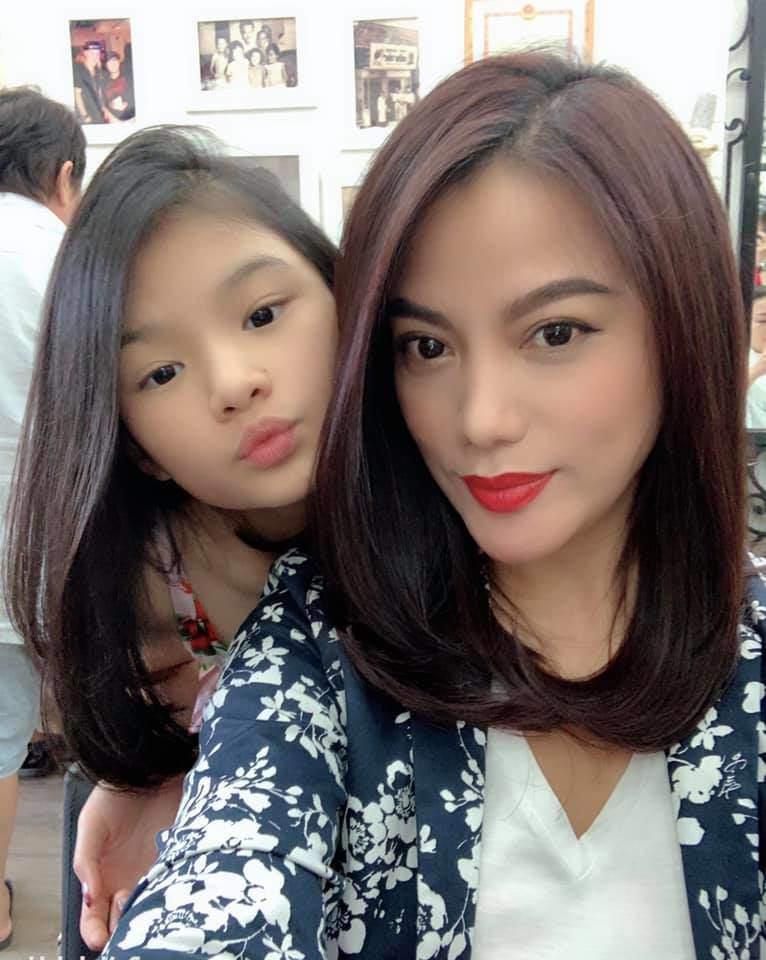 Không chỉ xinh xắn, con gái 11 tuổi của Trương Ngọc Ánh còn gây bất ngờ với khả năng nói tiếng Anh như gió-9