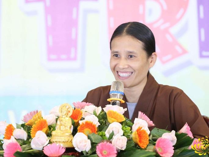 Thật như đùa: Thí sinh hoa hậu Philippines xoạc, lăn lộn trên sân khấu-1