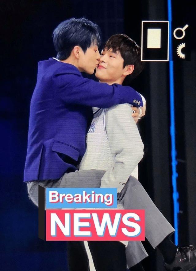 Thí sinh nam gây sốc vì nhảy chồm lên nhau và hôn trên sân khấu-1